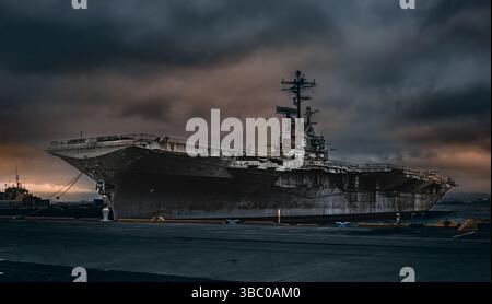 Alameda, CA, USA. 19. April 2025: Die USS Hornet, ein Flugzeugträger aus dem Zweiten Weltkrieg, ist heute ein Museum in Alameda. Dieses Foto wurde bei Sonnenaufgang aufgenommen. Stockfoto