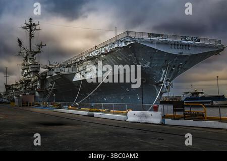 Alameda, CA, USA. 19. April 2025: Die USS Hornet, ein Flugzeugträger aus dem Zweiten Weltkrieg, ist heute ein Museum in Alameda. Dieses Foto wurde bei Sonnenaufgang aufgenommen. Stockfoto