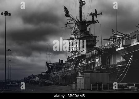 Alameda, CA, USA. 19. April 2025: Die USS Hornet, ein Flugzeugträger aus dem Zweiten Weltkrieg, ist heute ein Museum in Alameda. Dieses Foto wurde bei Sonnenaufgang aufgenommen. Stockfoto