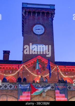 Torino, Italien. Mai 2025. Bandiera della Palestina appesa davanti alla Scuola Holden - Turin, Italien - Cronaca - sabato 17 maggio 2025 - ( Foto Nicolo Campo/LaPresse ) palästinensische Flagge hängt vor der Holdenschule - Turin, Italien - Samstag, 17. Mai 2025 - Nachrichten - ( Foto Nicolo Campo/LaPresse ) Credit: LaPresse/Alamy Live News Stockfoto