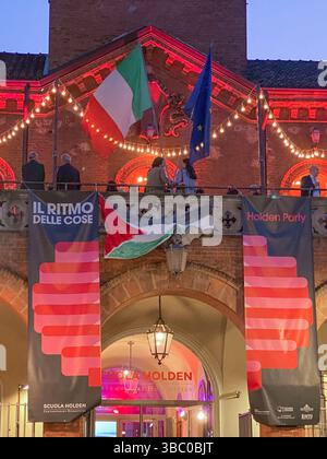 Torino, Italien. Mai 2025. Bandiera della Palestina appesa davanti alla Scuola Holden - Turin, Italien - Cronaca - sabato 17 maggio 2025 - ( Foto Nicolo Campo/LaPresse ) palästinensische Flagge hängt vor der Holdenschule - Turin, Italien - Samstag, 17. Mai 2025 - Nachrichten - ( Foto Nicolo Campo/LaPresse ) Credit: LaPresse/Alamy Live News Stockfoto