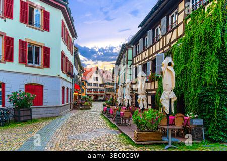 Altstadt Strasbourg Stadt historisches Zentrum Ville La Petite France, Fußgängerzone mit mittelalterlichen Häusern, alte bunte Gebäude, Straßenrestaurant Stockfoto