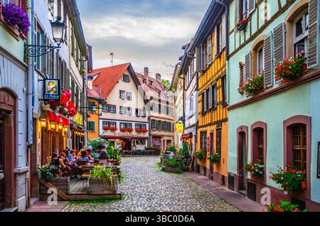 Straßburg, Frankreich, 11. Juli 2024: Altstadt Straßburg Altstadt Altstadt Ville La Petite France, Fußgängerzone mit alten Häusern bunt gebaut Stockfoto