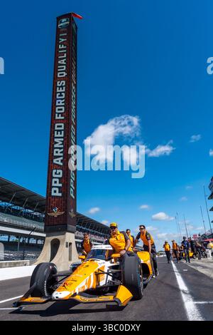 Speedway, in, USA. Mai 2025. Crew-Mitglieder von Arrow McLaren Chevrolet bereiten ihren Rennwagen für den 109. Lauf des Indianapolis 500 auf dem Speedway vor. (Kreditbild: © Walter G. Arce Sr./ASP via ZUMA Press Wire) NUR REDAKTIONELLE VERWENDUNG! Nicht für kommerzielle ZWECKE! Stockfoto