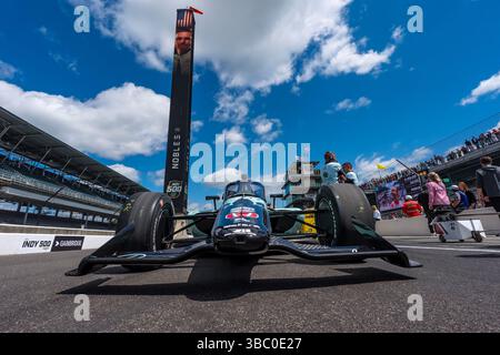 Speedway, in, USA. Mai 2025. Crew-Mitglieder von Rahal Letterman Lanigan Racing Honda bereiten ihren Rennwagen für den 109. Lauf des Indianapolis 500 auf dem Speedway IN den USA vor. (Kreditbild: © Walter G. Arce Sr./ASP via ZUMA Press Wire) NUR REDAKTIONELLE VERWENDUNG! Nicht für kommerzielle ZWECKE! Stockfoto