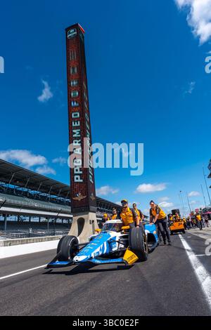 Speedway, in, USA. Mai 2025. Crew-Mitglieder von Arrow McLaren Chevrolet bereiten ihren Rennwagen für den 109. Lauf des Indianapolis 500 auf dem Speedway vor. (Kreditbild: © Walter G. Arce Sr./ASP via ZUMA Press Wire) NUR REDAKTIONELLE VERWENDUNG! Nicht für kommerzielle ZWECKE! Stockfoto