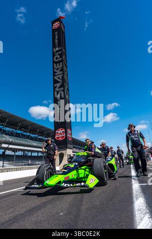 Speedway, in, USA. Mai 2025. Die Crew-Mitglieder von DRR Chevrolet bereiten ihren Rennwagen auf den 109. Lauf des Indianapolis 500 im Speedway vor. (Kreditbild: © Walter G. Arce Sr./ASP via ZUMA Press Wire) NUR REDAKTIONELLE VERWENDUNG! Nicht für kommerzielle ZWECKE! Stockfoto