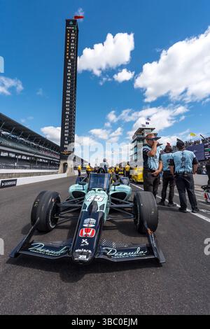 Speedway, in, USA. Mai 2025. Crew-Mitglieder von Rahal Letterman Lanigan Racing Honda bereiten ihren Rennwagen für den 109. Lauf des Indianapolis 500 auf dem Speedway IN den USA vor. (Kreditbild: © Walter G. Arce Sr./ASP via ZUMA Press Wire) NUR REDAKTIONELLE VERWENDUNG! Nicht für kommerzielle ZWECKE! Stockfoto