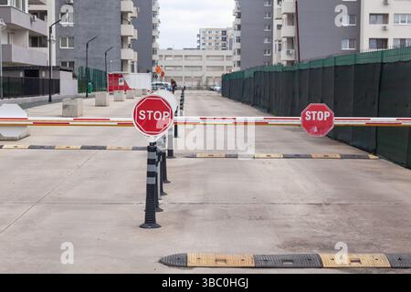 Geschlossener privater Straßenzugang mit Stoppschildern und Stockfoto