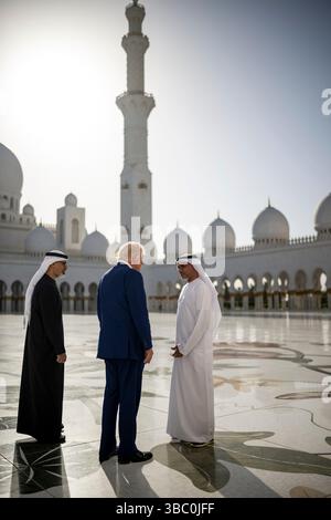 Abu Dhabi, Vereinigte Arabische Emirate. 15. Mai 2025. US-Präsident Donald Trump, Mitte, begleitet von Kronprinz Scheich Khaled bin Mohamed bin Zayed Al Nahyan, links, besucht die Scheich-Zayed-große Moschee, geführt von Yousif al-Obaidli, dem Generaldirektor der Moschee, am 15. Mai 2025 in Abu Dhabi, Vereinigte Arabische Emirate. Quelle: Daniel Torok/White House Photo/Alamy Live News Stockfoto