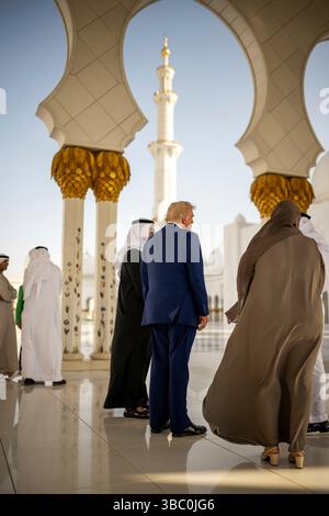 Abu Dhabi, Vereinigte Arabische Emirate. 15. Mai 2025. US-Präsident Donald Trump, Mitte, begleitet von Kronprinz Scheich Khaled bin Mohamed bin Zayed Al Nahyan, links, führt durch die Scheich Zayed große Moschee, geführt von Ameena Alhammadi, rechts, 15. Mai 2025, in Abu Dhabi, Vereinigte Arabische Emirate. Quelle: Daniel Torok/White House Photo/Alamy Live News Stockfoto