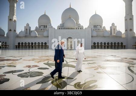 Abu Dhabi, Vereinigte Arabische Emirate. Mai 2025. US-Präsident Donald Trump, Mitte, begleitet von Kronprinz Scheich Khaled bin Mohamed bin Zayed Al Nahyan, links, besucht die Scheich-Zayed-Moschee mit Yousif al-Obaidli, rechts, Generaldirektor, 15. Mai 2025, in Abu Dhabi, Vereinigte Arabische Emirate. Quelle: Molly Riley/White House Photo/Alamy Live News Stockfoto