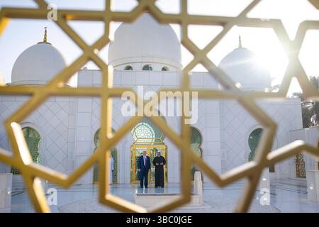 Abu Dhabi, Vereinigte Arabische Emirate. 15. Mai 2025. US-Präsident Donald Trump, links, begleitet von Kronprinz Scheich Khaled bin Mohamed bin Zayed Al Nahyan, rechts, tourt am 15. Mai 2025 in Abu Dhabi, Vereinigte Arabische Emirate. Quelle: Daniel Torok/White House Photo/Alamy Live News Stockfoto