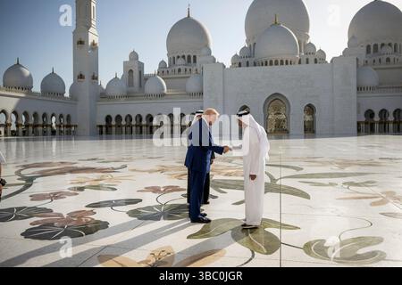Abu Dhabi, Vereinigte Arabische Emirate. 15. Mai 2025. US-Präsident Donald Trump, Mitte, begleitet von Kronprinz Scheich Khaled bin Mohamed bin Zayed Al Nahyan, links, danke Yousif al-Obaidli, rechts, Generaldirektor der Scheich-Zayed-Moschee, 15. Mai 2025, in Abu Dhabi, Vereinigte Arabische Emirate. Quelle: Molly Riley/White House Photo/Alamy Live News Stockfoto