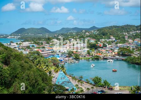 Farbenfrohe Skyline von Castries und Hafenblick, Saint Lucia, karibische Inselstadt Stockfoto