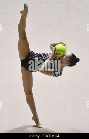 Turin, Italien. Mai 2025. Italien, Turin 17 Mai 2025 Pala Gianni Asti aus Turin Finale sechs der nationalen Rhythmischen Turnen-Meisterschaft A 2025 Sofia Raffaelli (Fabriano) Ball Credit: Independent Photo Agency/Alamy Live News Stockfoto