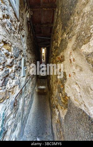 Super schmale Straße in der Altstadt von Cefalu an der tyrrhenischen Küste auf Sizilien in Italien Stockfoto