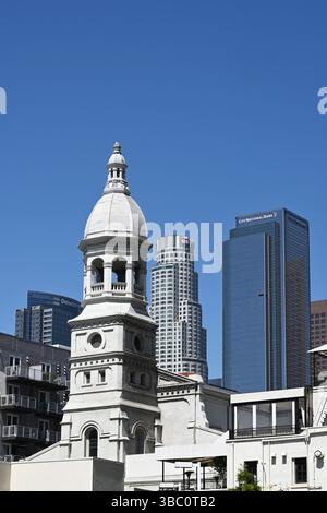 LOS ANGELES, KALIFORNIEN – 9. MAI 2025: Skyline VON LA mit der Zweigkuppel der Little Tokyo Library im Vordergrund. Stockfoto