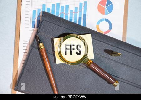 Das Wort FFS steht auf Holzwürfel. Geschäftskonzept, Gebühr für Dienstleistungen Stockfoto