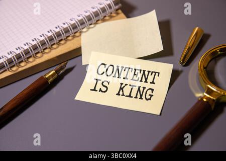 DER INHALT DER Kreidetafel IST KING auf einem Holztisch mit Flare-Effekt Stockfoto