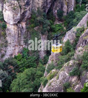 MONTSERRAT, SPANIEN - 28. Oktober 2024: Skylift zur Abtei Santa Maria de Montserrat Stockfoto