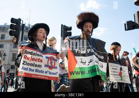 London, England, Großbritannien. Mai 2025. Orthodoxe Juden haben sich Hunderttausende von Demonstranten im Zentrum Londons angeschlossen, um den 77. Jahrestag der Nakba zu feiern und gegen den Zionismus und den Staat Israel zu protestieren. Kredit: Kiki Streitberger/Alamy Live News Stockfoto
