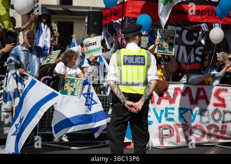 London, England, Großbritannien. Mai 2025. Als Hunderttausende in Zentral-London marschierten, um den 77. Jahrestag der Nakba zu feiern und die Freiheit für Palästina zu fordern, rief eine kleine Gruppe von Gegendemonstratoren zur Freilassung israelischer Geiseln auf und trug Schilder mit der Aufschrift "Hamas ist Terrorist" und "Wir befreiten Palästina 1948". Kredit: Kiki Streitberger/Alamy Live News Stockfoto