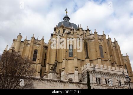St. Maria, Königliche Kathedrale von Almudena, Blick auf die Außenfassade des katholischen Kirchengebäudes, Stadtzentrum von Madrid Spanien, Skyline der Stadt Madrid Stockfoto