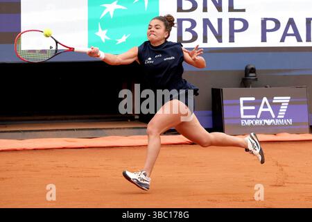 Rom, Italien. Mai 2025. Jasmine Paolini gibt beim Finale der Frauen im Einzelspiel zwischen Jasmine Paolini aus Italien und Coco Gauff aus den Vereinigten Staaten bei den WTA Italian Open in Rom, Italien, am 17. Mai 2025 einen Schuss zurück. Quelle: Elisa Lingria/Xinhua/Alamy Live News Stockfoto