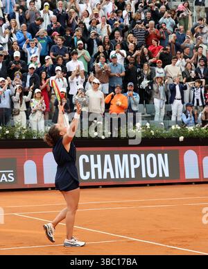 Rom, Italien. Mai 2025. Jasmine Paolini feiert nach dem Sieg des Finalspiels der Frauen zwischen Jasmine Paolini aus Italien und Coco Gauff aus den Vereinigten Staaten bei den WTA Italian Open in Rom, Italien, am 17. Mai 2025. Quelle: Elisa Lingria/Xinhua/Alamy Live News Stockfoto