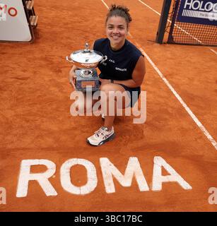 Rom, Italien. Mai 2025. Jasmine Paolini feiert mit der Trophäe, nachdem er das Finale der Frauen im Einzelspiel zwischen Jasmine Paolini aus Italien und Coco Gauff aus den Vereinigten Staaten bei den WTA Italian Open in Rom, Italien, am 17. Mai 2025 gewonnen hat. Quelle: Elisa Lingria/Xinhua/Alamy Live News Stockfoto