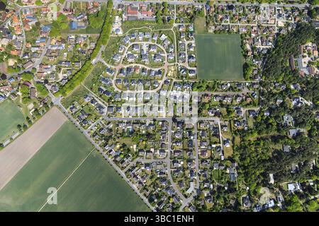 Luftsicht, Wohnsiedlung, modern, freistehendes Haus, Wohngebäude, Ring, Haus, Straße, in der Nähe von Stadt, Metropolregion, Lüneburger Heide, R Stockfoto