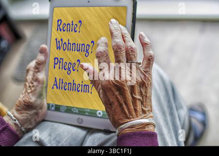 Symbolisches Bild: Alte Dame, die auf Tablett blickt, Altersarmut, finanzielle Sicherheit, Rente, Rentensystem, Wohnkosten, Pflegeheim, Pflege, Pflege Stockfoto