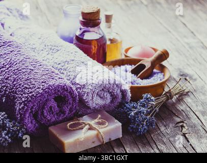 Lavendel Spa - ätherisches Öl, Seasalt, violette Handtücher und handgemachte Seife Stockfoto