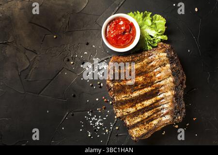 Gegrillte Schweinerippchen Grill in Scheiben geschnitten. Ansicht von oben, flach Stockfoto