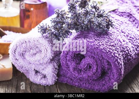Lavendel Spa - ätherisches Öl, Seasalt, violette Handtücher und handgemachte Seife Stockfoto