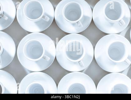 Einfaches Muster aus leeren Tassen Kaffee im Restaurant-Buffet Stockfoto