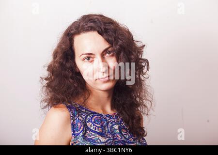 Porträt einer attraktiven Frau mittleren Alters mit Locken. Wunderschöne 35 -40-jährige Frau Stockfoto