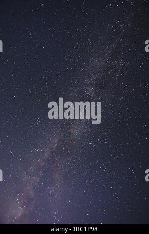 Wundervoller Sternenhimmel bei Nacht mit vielen glänzenden Sternen und der bunten Milchstraße Stockfoto