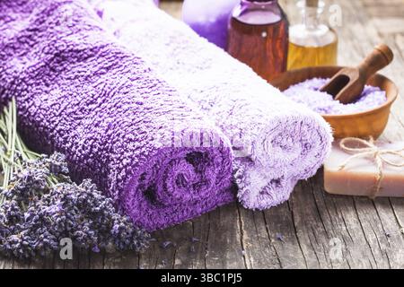 Lavendel Spa - ätherisches Öl, Seasalt, violette Handtücher und handgemachte Seife Stockfoto