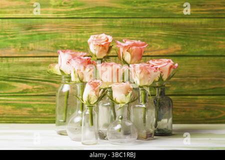 Rosa Rosen in klassischen Flaschen, Inneneinrichtung Stockfoto