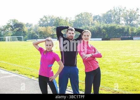 Vor dem Workout sind viele Sportler im Stadion Stockfoto