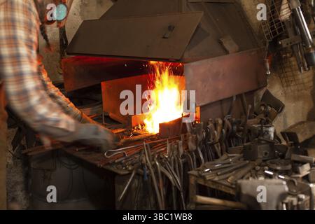 Feuer des Schmieds in der Schmiede. Schmiede, Schmiedearbeiten, heißes Metall Stockfoto