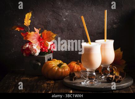 Kürbis Milch Cocktail mit Gewürzen aus Glas. Warme herbstliche Kürbis Aufwärmen trinken Stockfoto