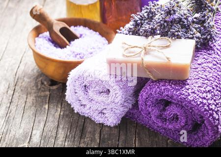 Lavendel Spa - ätherisches Öl, Seasalt, violette Handtücher und handgemachte Seife Stockfoto