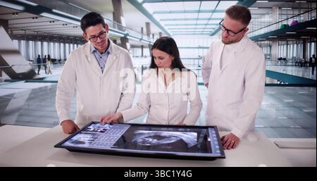 Medizinisches Team Consulting Ultraschallbericht Von Schwangeren Patienten Im Krankenhaus. Stockfoto