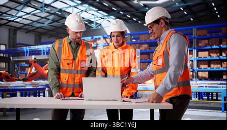 Ingenieure prüfen das Lager mit der Automatisierungssoftware und der OSHA-Inspektions-Checkliste. Stockfoto