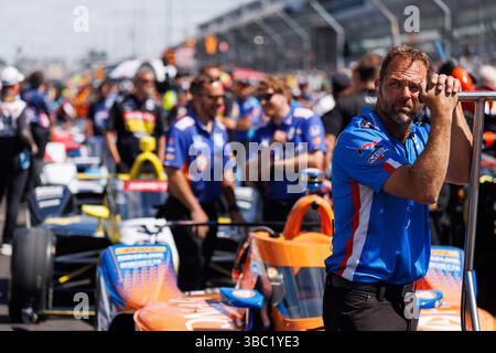 Indianapolis, Usa. Mai 2025. Ein Crew-Mitglied beobachtet die Ergebnisse während der Qualifikation für die NTT IndyCar Series 109. Lauf des Indianapolis 500 auf dem Indianapolis Motor Speedway. (Foto: Jeremy Hogan/SOPA Images/SIPA USA) Credit: SIPA USA/Alamy Live News Stockfoto