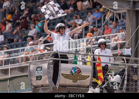 Indianapolis, Usa. Mai 2025. Ein offizieller Spieler schwingt die karierte Flagge während der Qualifikation für die NTT IndyCar Series 109. Lauf des Indianapolis 500 auf dem Indianapolis Motor Speedway. (Foto: Jeremy Hogan/SOPA Images/SIPA USA) Credit: SIPA USA/Alamy Live News Stockfoto