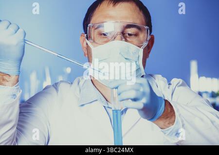 Wissenschaftler ist die Forschung an der Arbeit tun, Mann hält das Reagenzglas mit Flüssigkeit Stockfoto